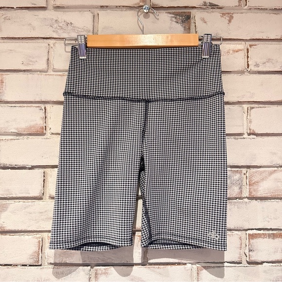 ALO Yoga Pants - Alo Yoga Houndstooth Bike Shorts black white